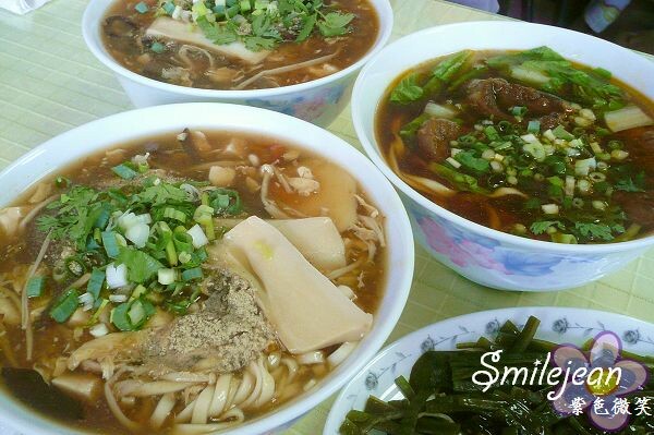 宜蘭縣頭城鎮龍記牛肉麵》每天只賣三小時，必吃牛三寶大塊牛肉好過癮