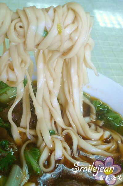 宜蘭縣頭城鎮龍記牛肉麵》每天只賣三小時，必吃牛三寶大塊牛肉好過癮