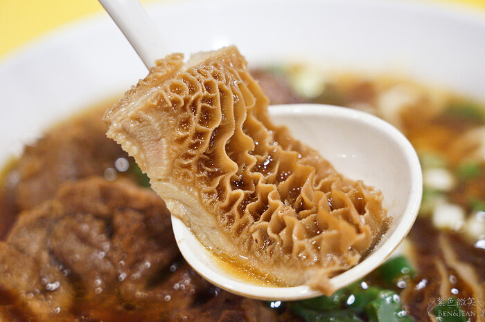 宜蘭縣頭城鎮龍記牛肉麵》每天只賣三小時，必吃牛三寶大塊牛肉好過癮