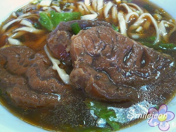 宜蘭縣頭城鎮龍記牛肉麵》每天只賣三小時，必吃牛三寶大塊牛肉好過癮