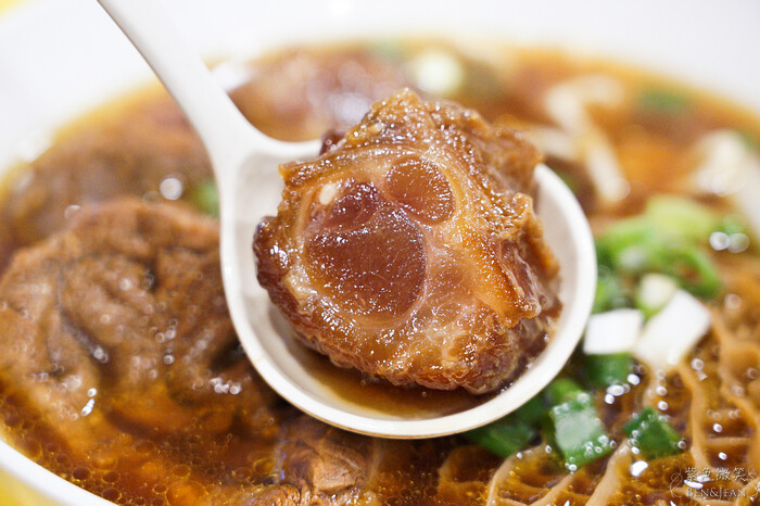 宜蘭縣頭城鎮龍記牛肉麵》每天只賣三小時，必吃牛三寶大塊牛肉好過癮