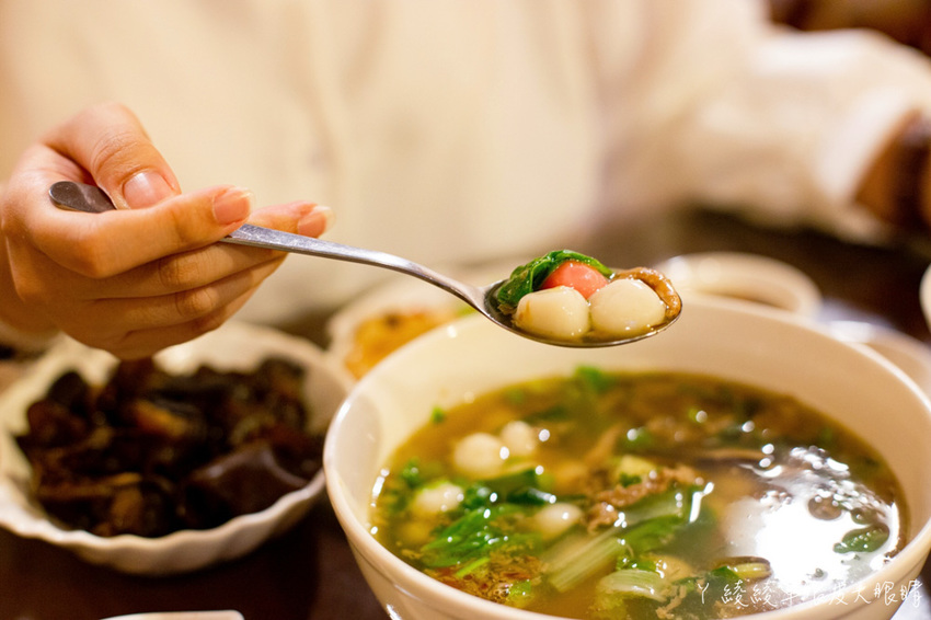 新竹美食小吃推薦光華魷魚羹!一碗五十元可吃到三種料!古早味客家湯圓、麵疙瘩、米苔目