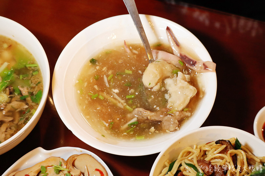 新竹美食小吃推薦光華魷魚羹!一碗五十元可吃到三種料!古早味客家湯圓、麵疙瘩、米苔目