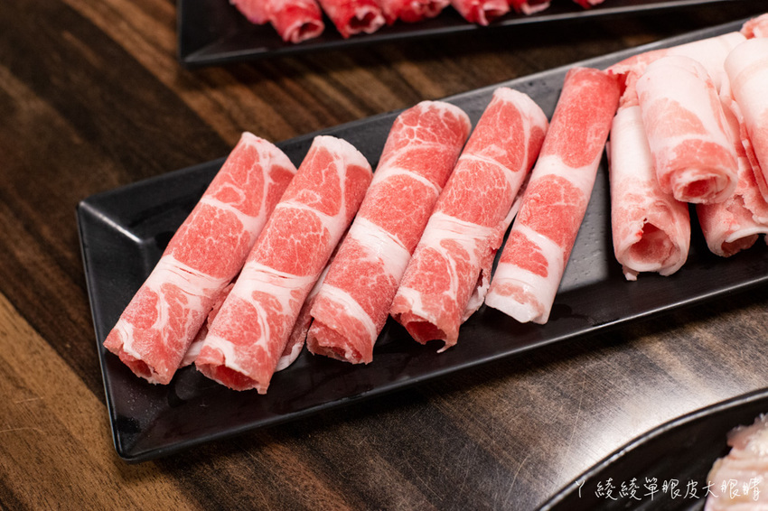 蒙古紅火鍋插旗桃園!桃園中壢火鍋吃到飽推薦,百種火鍋食材無限量供應!快跟臉一樣大的安格斯牛肉