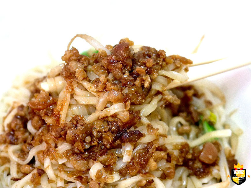 台南麵店／只賣平日飄香40多年／沒有店名隱身大樓內／老饕帶路隱藏版美食／在地人居多沒有觀光客／料多實在價格親民／100元吃飽吃滿還有找