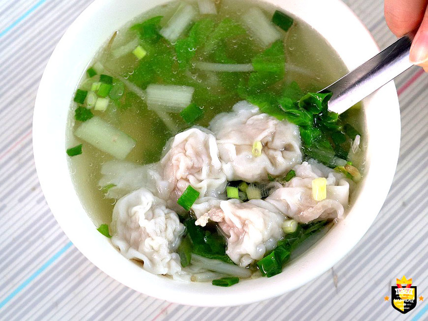 台南麵店／只賣平日飄香40多年／沒有店名隱身大樓內／老饕帶路隱藏版美食／在地人居多沒有觀光客／料多實在價格親民／100元吃飽吃滿還有找