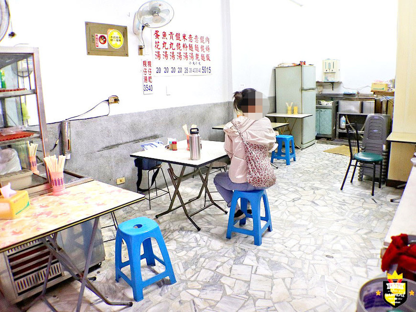 台南麵店／只賣平日飄香40多年／沒有店名隱身大樓內／老饕帶路隱藏版美食／在地人居多沒有觀光客／料多實在價格親民／100元吃飽吃滿還有找