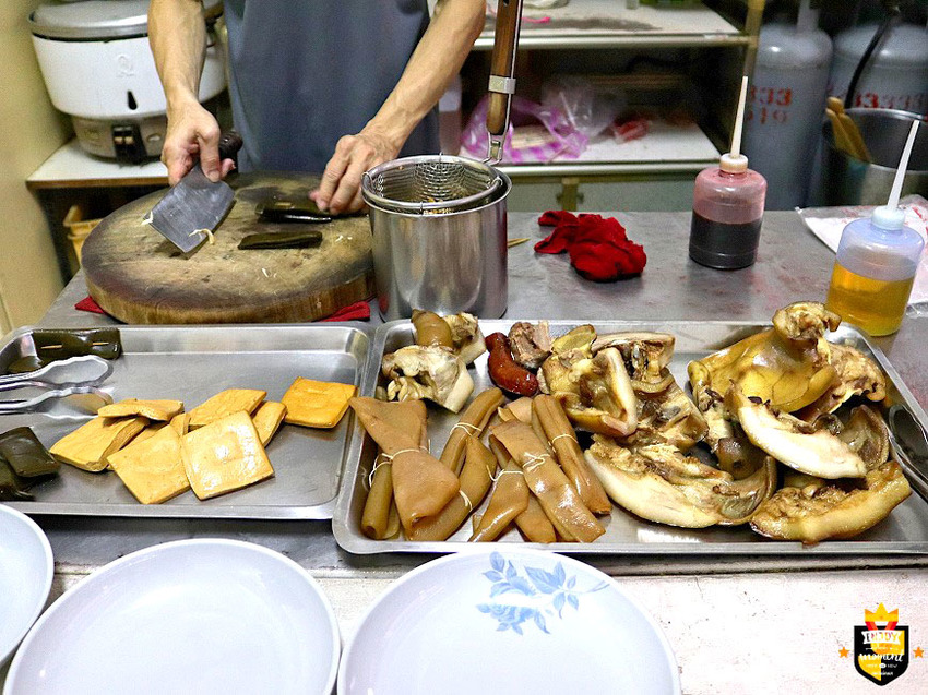 台南麵店／只賣平日飄香40多年／沒有店名隱身大樓內／老饕帶路隱藏版美食／在地人居多沒有觀光客／料多實在價格親民／100元吃飽吃滿還有找