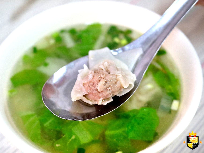 台南麵店／只賣平日飄香40多年／沒有店名隱身大樓內／老饕帶路隱藏版美食／在地人居多沒有觀光客／料多實在價格親民／100元吃飽吃滿還有找