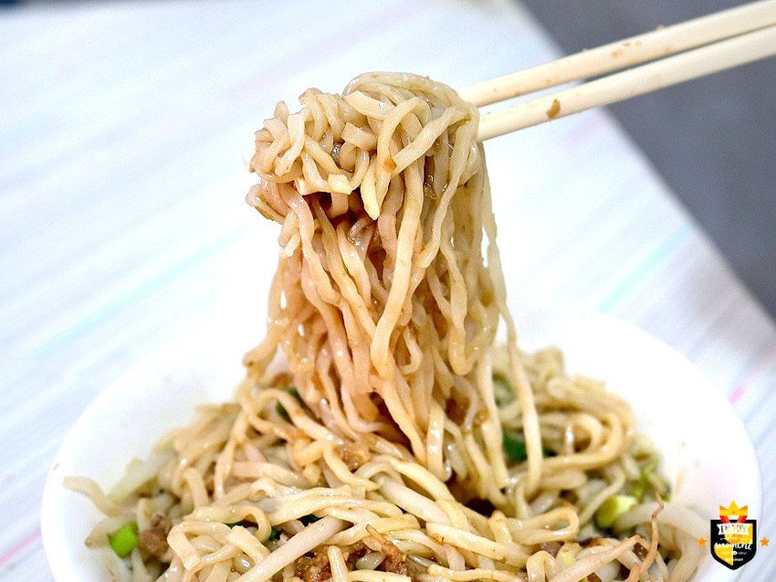 台南麵店／只賣平日飄香40多年／沒有店名隱身大樓內／老饕帶路隱藏版美食／在地人居多沒有觀光客／料多實在價格親民／100元吃飽吃滿還有找