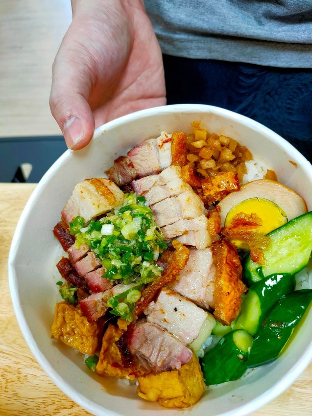 桃園中壢美食-老楊燒臘-轉換門面重新出發，我心目中第一名脆皮燒肉回來了 @民宿女王芽月-美食.旅遊.全台趴趴走