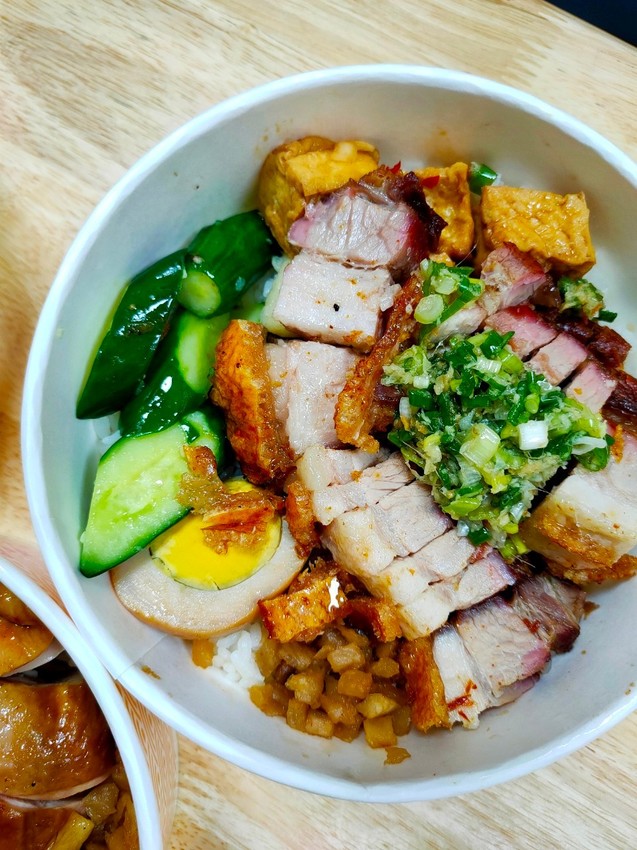 桃園中壢美食-老楊燒臘-轉換門面重新出發，我心目中第一名脆皮燒肉回來了 @民宿女王芽月-美食.旅遊.全台趴趴走