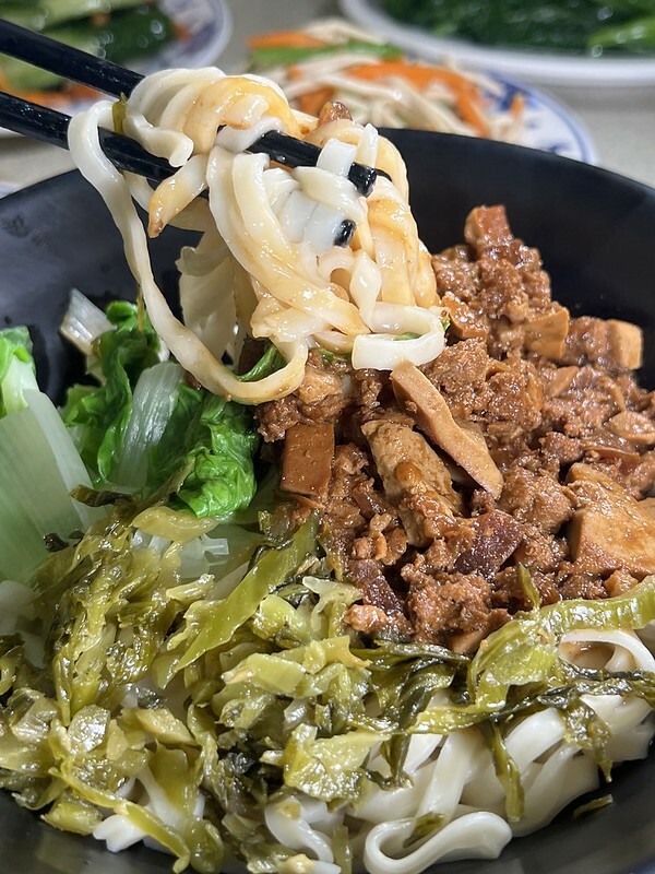 【台灣，嘉義市，東區】來吃一碗冠軍牛肉麵～半畝田北方麵食館。（嘉義美食/嘉義東區美食）