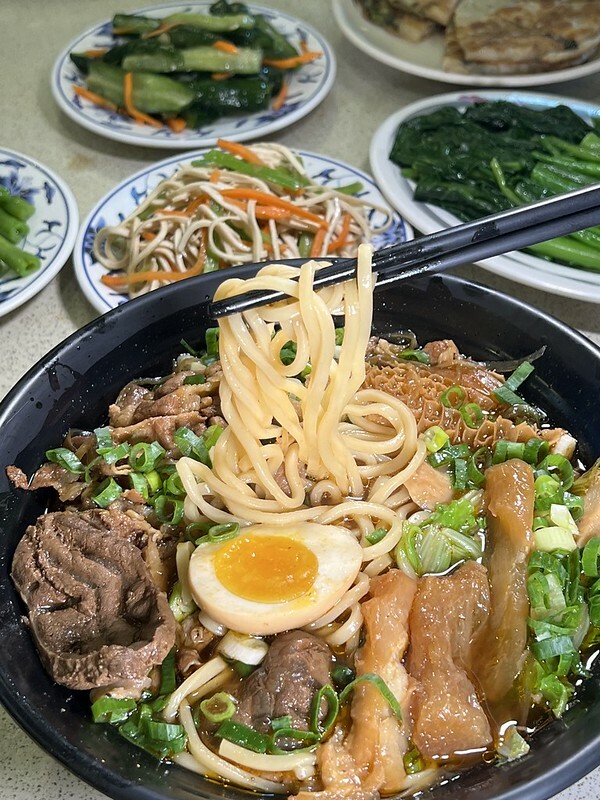 【台灣，嘉義市，東區】來吃一碗冠軍牛肉麵～半畝田北方麵食館。（嘉義美食/嘉義東區美食）