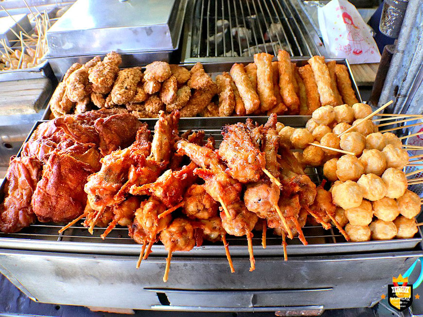 台南黑輪攤／每日限量只賣5小時／木炭烘烤飄香20年／在地人的台式下午茶／老饕就愛這一味／銅板美食CP值高／關東煮湯頭+古早味紅茶無限暢飲喝到飽