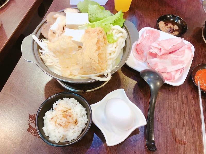 【台中南區美食】雞排本色台中忠孝店，彩色雞排你吃過了嗎？忠孝夜市內人氣雞排店，內文附詳細菜單介紹。 @熊寶小榆の旅遊日記