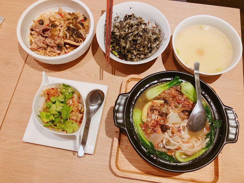 【台中南區美食】雞排本色台中忠孝店，彩色雞排你吃過了嗎？忠孝夜市內人氣雞排店，內文附詳細菜單介紹。 @熊寶小榆の旅遊日記