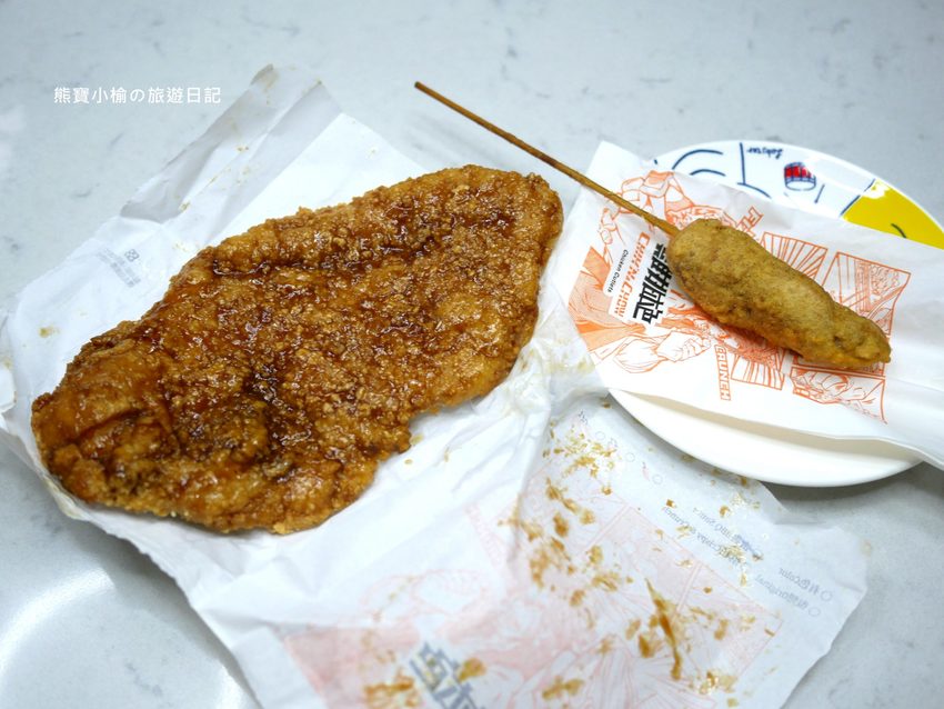 【台中南區美食】雞排本色台中忠孝店,彩色雞排你吃過了嗎?忠孝夜市內人氣雞排店,內文附詳細菜單介紹。 @熊寶小榆の旅遊日記