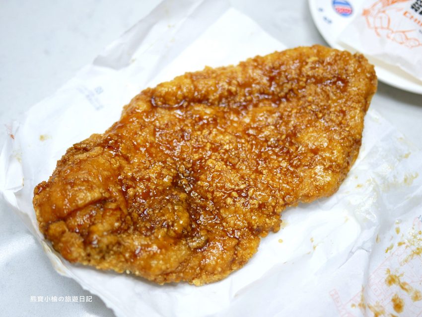 【台中南區美食】雞排本色台中忠孝店,彩色雞排你吃過了嗎?忠孝夜市內人氣雞排店,內文附詳細菜單介紹。 @熊寶小榆の旅遊日記