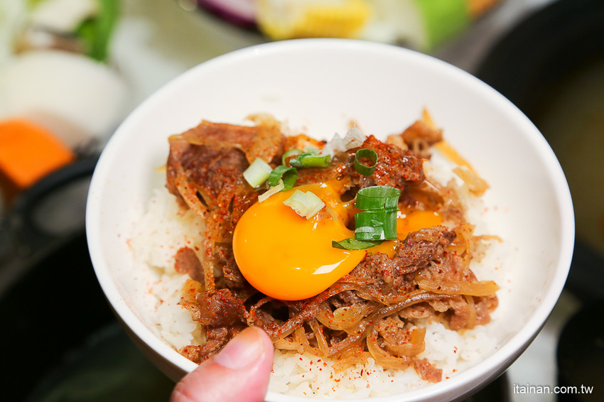 台南火鍋｜台中超人氣網美火鍋店來台南囉!頂級冷藏肉專賣，200多元起跳吃平價有質感火鍋打卡還送肉肉「House V 好室鍋物台南育樂店」 - 台南好Food遊