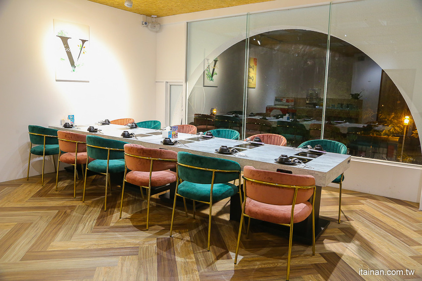 台南火鍋｜台中超人氣網美火鍋店來台南囉!頂級冷藏肉專賣，200多元起跳吃平價有質感火鍋打卡還送肉肉「House V 好室鍋物台南育樂店」 - 台南好Food遊