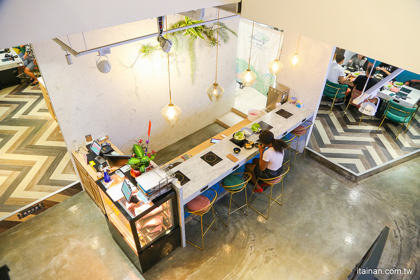 台南火鍋｜台中超人氣網美火鍋店來台南囉!頂級冷藏肉專賣，200多元起跳吃平價有質感火鍋打卡還送肉肉「House V 好室鍋物台南育樂店」 - 台南好Food遊