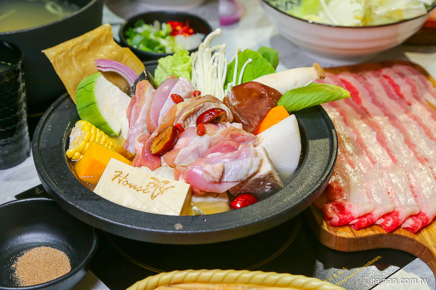 台南火鍋｜台中超人氣網美火鍋店來台南囉!頂級冷藏肉專賣，200多元起跳吃平價有質感火鍋打卡還送肉肉「House V 好室鍋物台南育樂店」 - 台南好Food遊