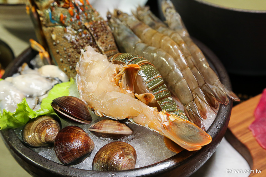 台南火鍋｜台中超人氣網美火鍋店來台南囉!頂級冷藏肉專賣，200多元起跳吃平價有質感火鍋打卡還送肉肉「House V 好室鍋物台南育樂店」 - 台南好Food遊