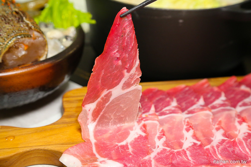 台南火鍋｜台中超人氣網美火鍋店來台南囉!頂級冷藏肉專賣，200多元起跳吃平價有質感火鍋打卡還送肉肉「House V 好室鍋物台南育樂店」 - 台南好Food遊