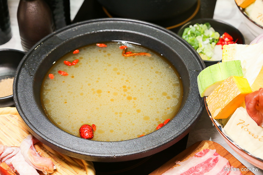 台南火鍋｜台中超人氣網美火鍋店來台南囉!頂級冷藏肉專賣，200多元起跳吃平價有質感火鍋打卡還送肉肉「House V 好室鍋物台南育樂店」 - 台南好Food遊