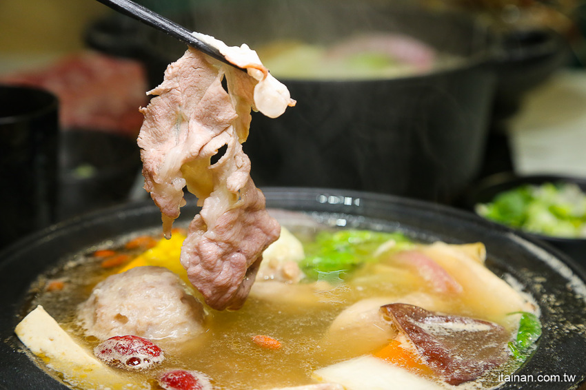 台南火鍋｜台中超人氣網美火鍋店來台南囉!頂級冷藏肉專賣，200多元起跳吃平價有質感火鍋打卡還送肉肉「House V 好室鍋物台南育樂店」 - 台南好Food遊