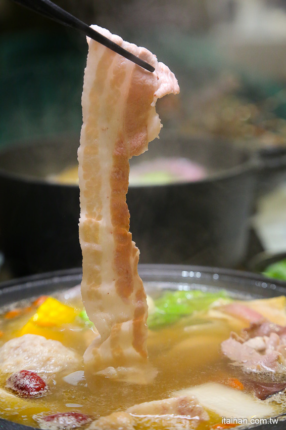 台南火鍋｜台中超人氣網美火鍋店來台南囉!頂級冷藏肉專賣，200多元起跳吃平價有質感火鍋打卡還送肉肉「House V 好室鍋物台南育樂店」 - 台南好Food遊