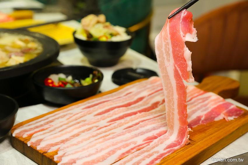 台南火鍋｜台中超人氣網美火鍋店來台南囉!頂級冷藏肉專賣，200多元起跳吃平價有質感火鍋打卡還送肉肉「House V 好室鍋物台南育樂店」 - 台南好Food遊