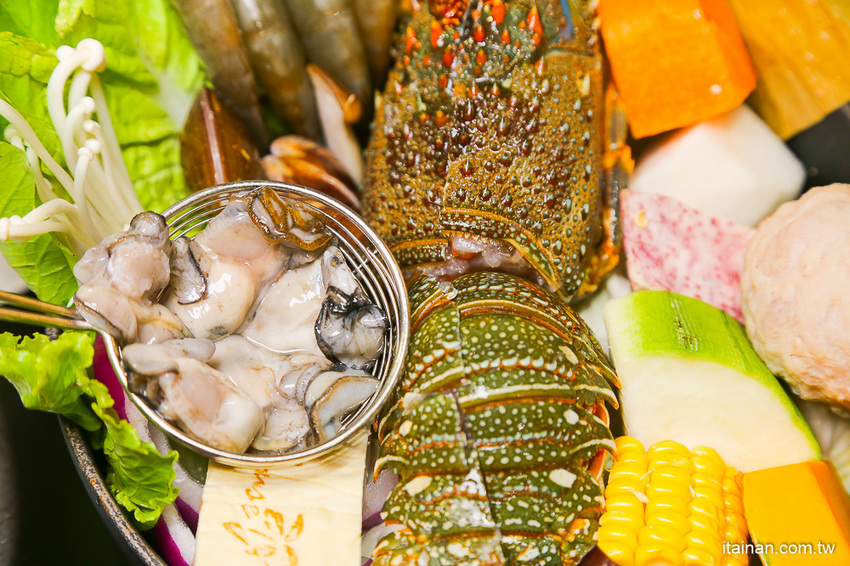 台南火鍋｜台中超人氣網美火鍋店來台南囉!頂級冷藏肉專賣，200多元起跳吃平價有質感火鍋打卡還送肉肉「House V 好室鍋物台南育樂店」 - 台南好Food遊