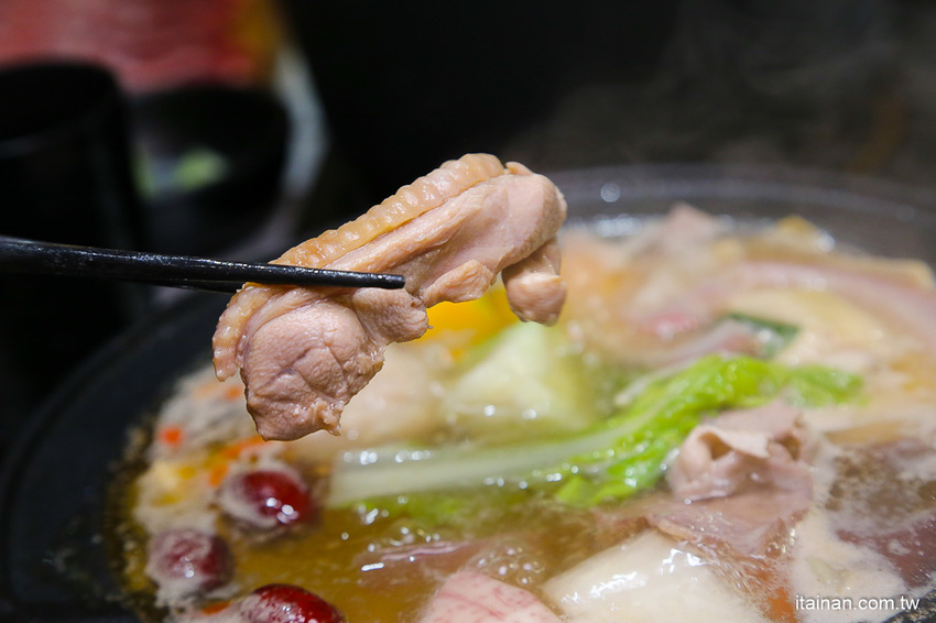 台南火鍋｜台中超人氣網美火鍋店來台南囉!頂級冷藏肉專賣，200多元起跳吃平價有質感火鍋打卡還送肉肉「House V 好室鍋物台南育樂店」 - 台南好Food遊