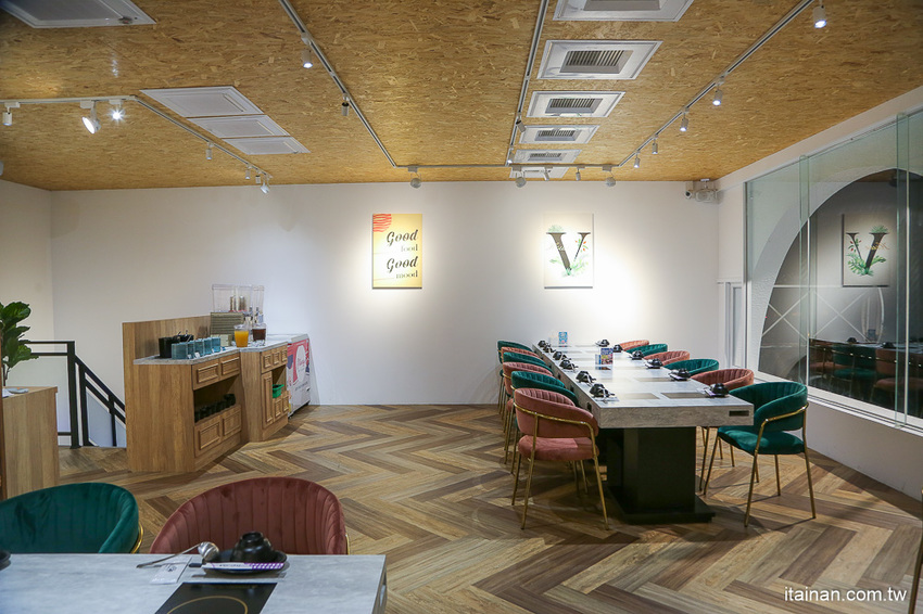 台南火鍋｜台中超人氣網美火鍋店來台南囉!頂級冷藏肉專賣，200多元起跳吃平價有質感火鍋打卡還送肉肉「House V 好室鍋物台南育樂店」 - 台南好Food遊