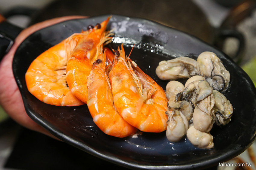 台南火鍋｜台中超人氣網美火鍋店來台南囉!頂級冷藏肉專賣，200多元起跳吃平價有質感火鍋打卡還送肉肉「House V 好室鍋物台南育樂店」 - 台南好Food遊