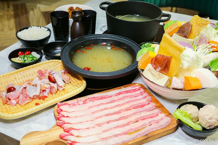 台南火鍋｜台中超人氣網美火鍋店來台南囉!頂級冷藏肉專賣，200多元起跳吃平價有質感火鍋打卡還送肉肉「House V 好室鍋物台南育樂店」 - 台南好Food遊