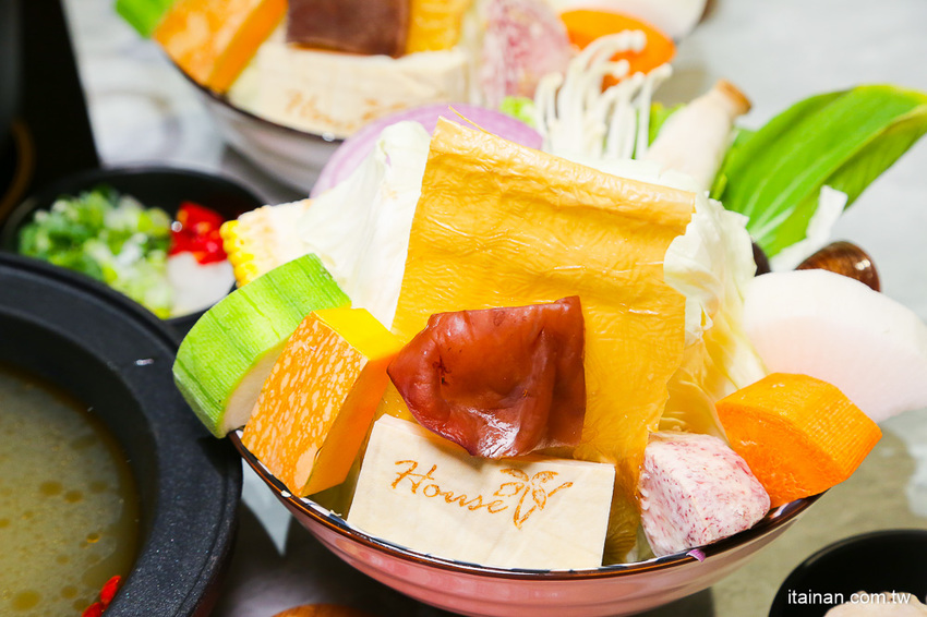 台南火鍋｜台中超人氣網美火鍋店來台南囉!頂級冷藏肉專賣，200多元起跳吃平價有質感火鍋打卡還送肉肉「House V 好室鍋物台南育樂店」 - 台南好Food遊