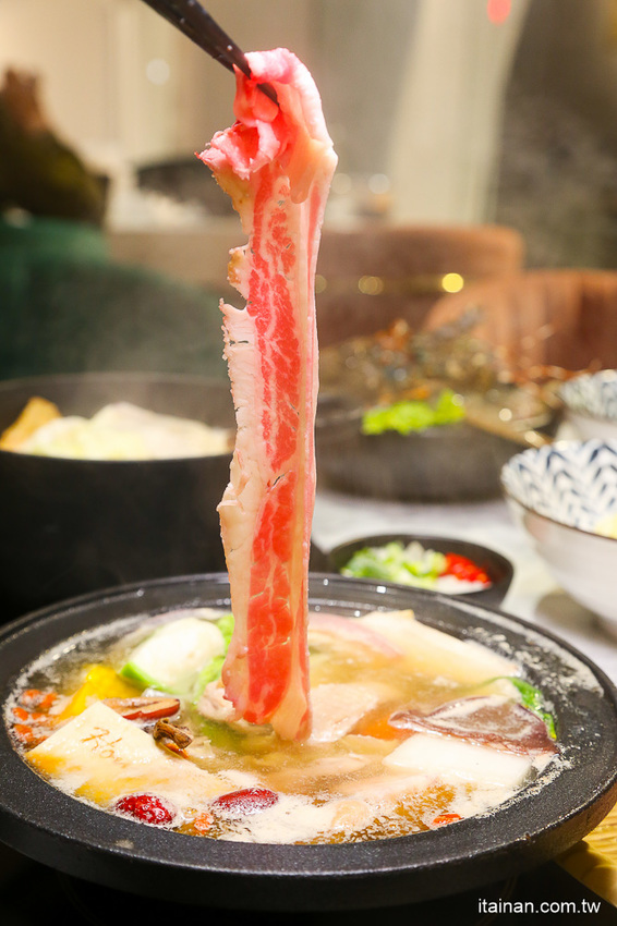 台南火鍋｜台中超人氣網美火鍋店來台南囉!頂級冷藏肉專賣，200多元起跳吃平價有質感火鍋打卡還送肉肉「House V 好室鍋物台南育樂店」 - 台南好Food遊