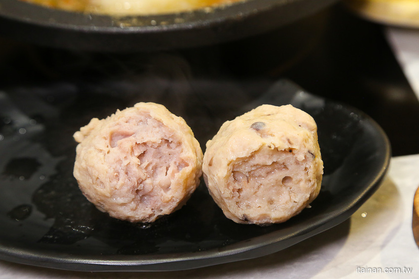 台南火鍋｜台中超人氣網美火鍋店來台南囉!頂級冷藏肉專賣，200多元起跳吃平價有質感火鍋打卡還送肉肉「House V 好室鍋物台南育樂店」 - 台南好Food遊