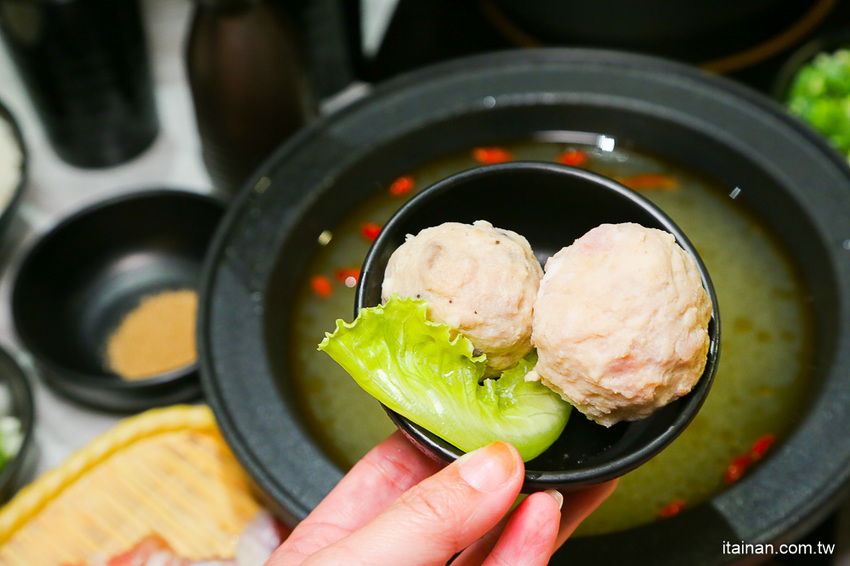 台南火鍋｜台中超人氣網美火鍋店來台南囉!頂級冷藏肉專賣，200多元起跳吃平價有質感火鍋打卡還送肉肉「House V 好室鍋物台南育樂店」 - 台南好Food遊