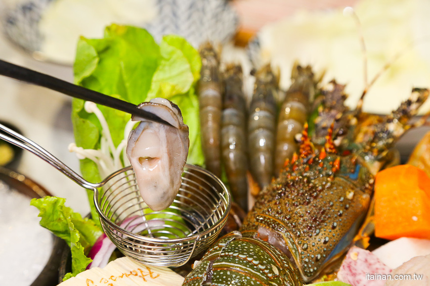 台南火鍋｜台中超人氣網美火鍋店來台南囉!頂級冷藏肉專賣，200多元起跳吃平價有質感火鍋打卡還送肉肉「House V 好室鍋物台南育樂店」 - 台南好Food遊