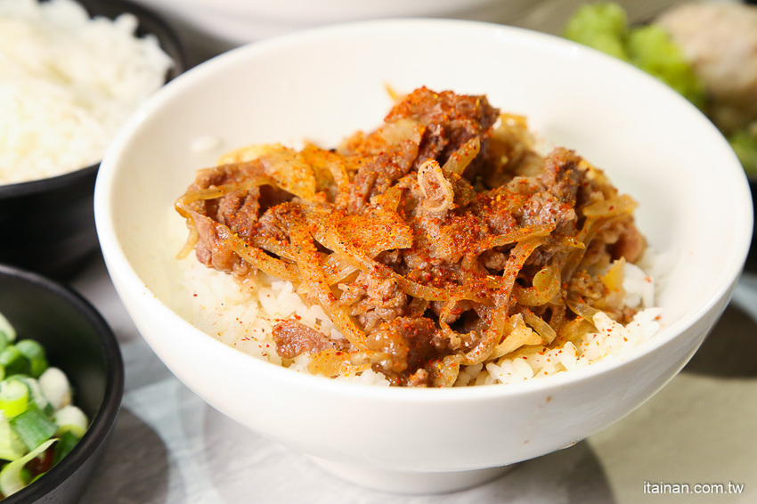 台南火鍋｜台中超人氣網美火鍋店來台南囉!頂級冷藏肉專賣，200多元起跳吃平價有質感火鍋打卡還送肉肉「House V 好室鍋物台南育樂店」 - 台南好Food遊