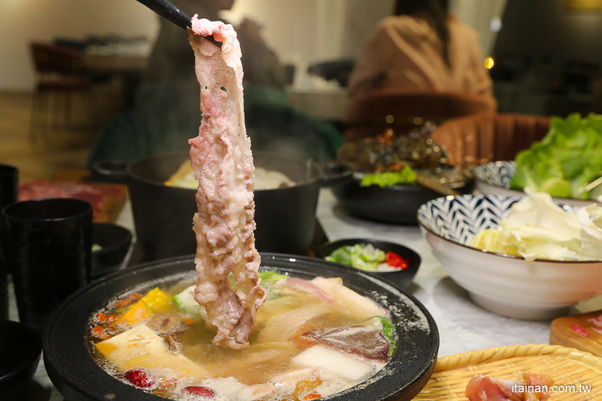 台南火鍋｜台中超人氣網美火鍋店來台南囉!頂級冷藏肉專賣，200多元起跳吃平價有質感火鍋打卡還送肉肉「House V 好室鍋物台南育樂店」 - 台南好Food遊