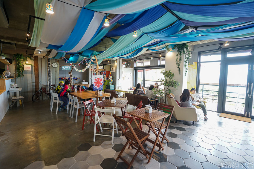 網美拍起來! 花蓮台11線最新看海咖啡廳 絕美海景 超可愛日式刨冰有夠好拍 浪花村 提供南洋料理、手沖咖啡