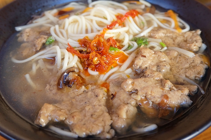 肉羹味。隱藏版「阿嬤古早味赤肉羹」，假日只賣3小時，還沒打烊就賣光！ @蹦啾♥謝蘿莉 La vie heureuse