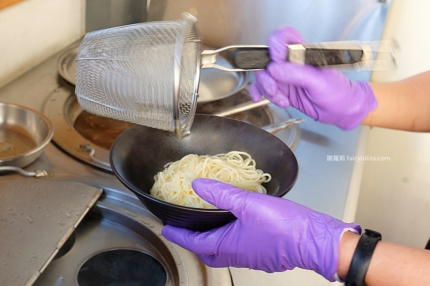 肉羹味。隱藏版「阿嬤古早味赤肉羹」，假日只賣3小時，還沒打烊就賣光！ @蹦啾♥謝蘿莉 La vie heureuse