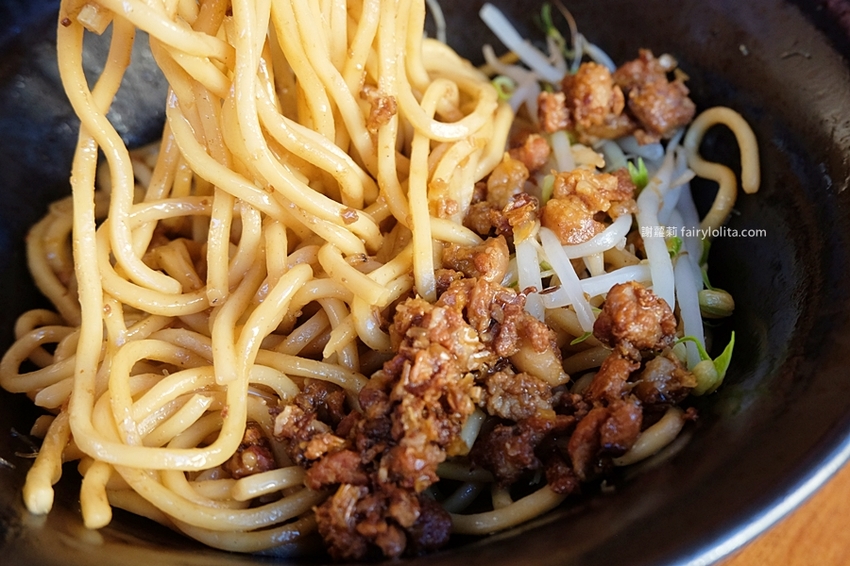 肉羹味。隱藏版「阿嬤古早味赤肉羹」，假日只賣3小時，還沒打烊就賣光！ @蹦啾♥謝蘿莉 La vie heureuse