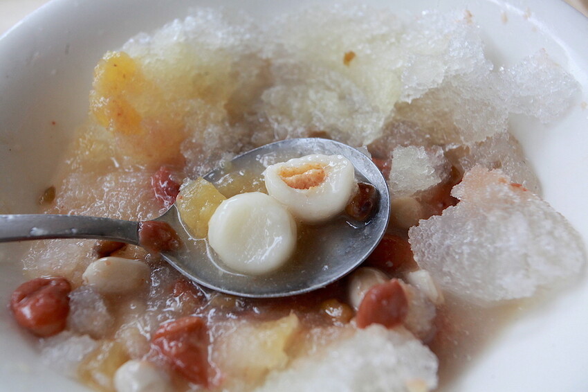 高雄市三民區吃。高雄美食｜三民區。「家元手工豆花 剉冰」Goole233則評論獲得4.8顆星，專賣古早味豆花，剉冰有黑糖漿跟